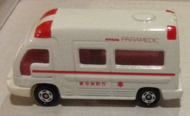 Ambulancia Nissan Paramedic Blanca - Tomica toy car collectible - Main Image 2