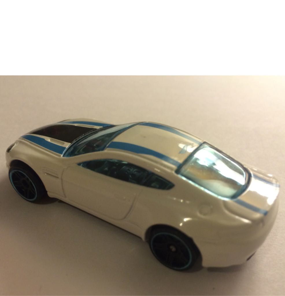 Aston Martin V8 Vantage   toy car collectible - Main Image 2