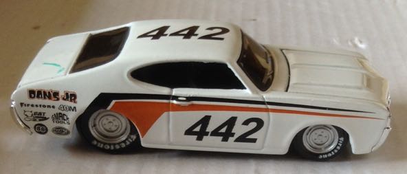 Oldsmobile Cutlass 442 Blanco - Maisto toy car collectible - Main Image 2