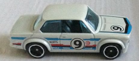 BMW 2002 Blanco Numero 9 - Hot Wheels toy car collectible - Main Image 2