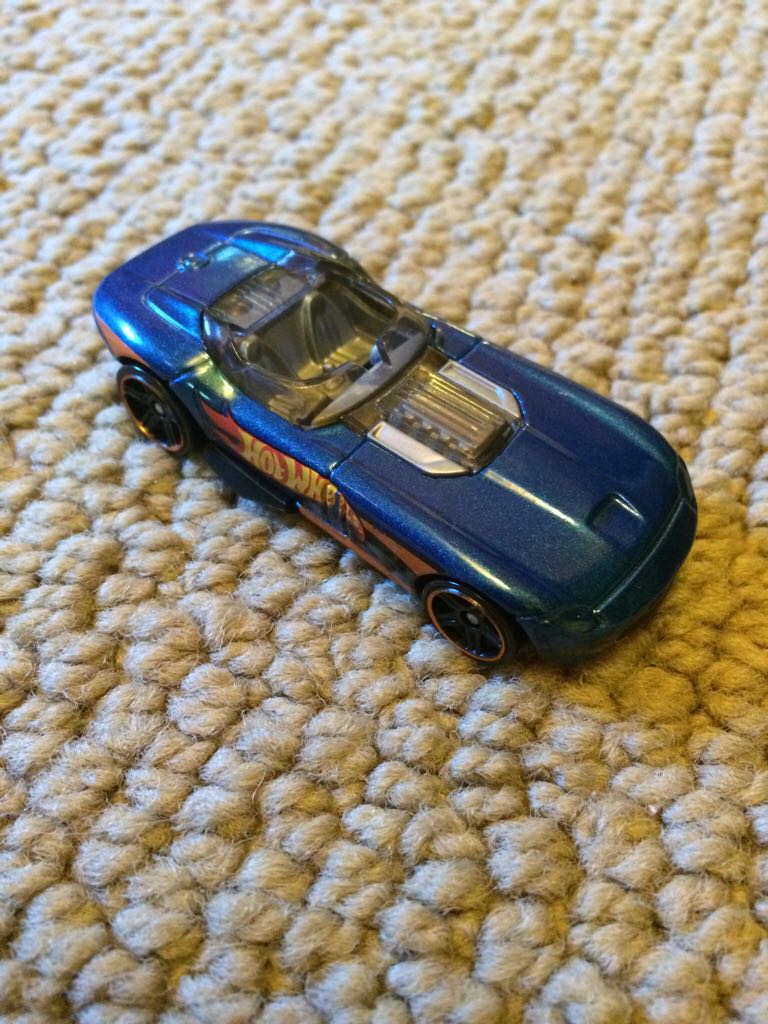 Johnny Lightning 1965 Corvette Mako Shark