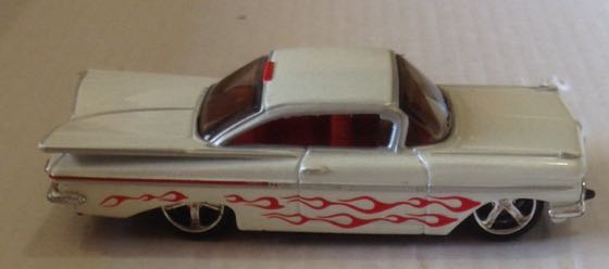 Chevrolet Impala Blanco Con Flamas - Maisto toy car collectible - Main Image 2