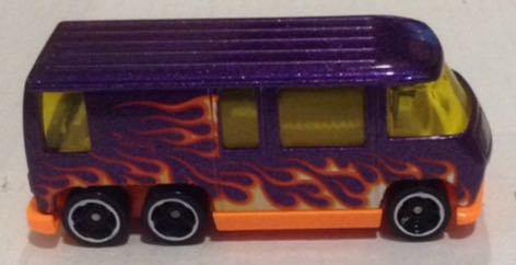Camper Morado Con Flamas - Hot Wheels toy car collectible - Main Image 2