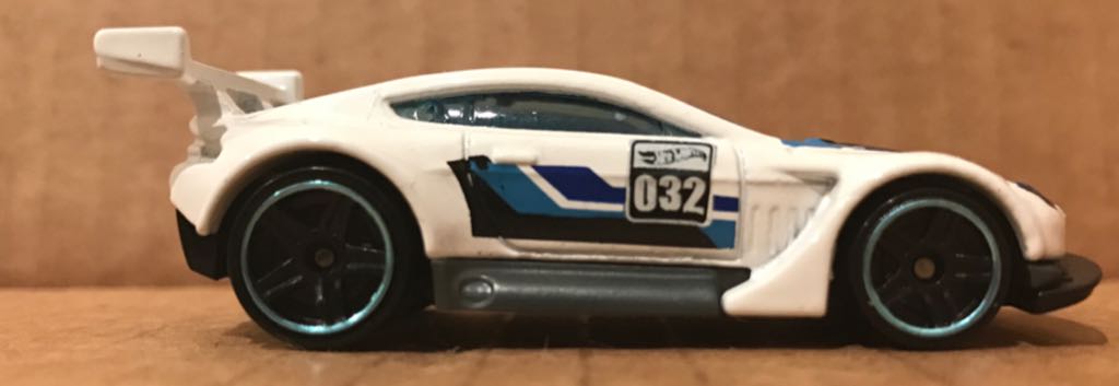 Aston Martin Vantage GT3 - ’16 HW Mild To Wild toy car collectible - Main Image 1