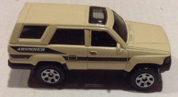 Toyota 4 Runner Crema - Machtbox toy car collectible - Main Image 2