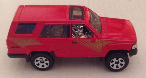 Toyota 4 Runner Roja - Machtbox toy car collectible - Main Image 2