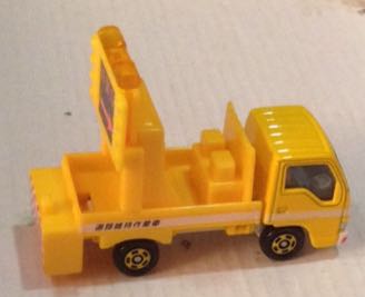 Isuzu Elf Desviacion De Carretera Amarillo - Tomica toy car collectible - Main Image 2