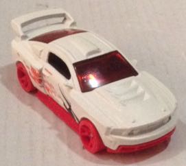 Custom Ford Mustang Blanco - Hot Wheels toy car collectible - Main Image 2