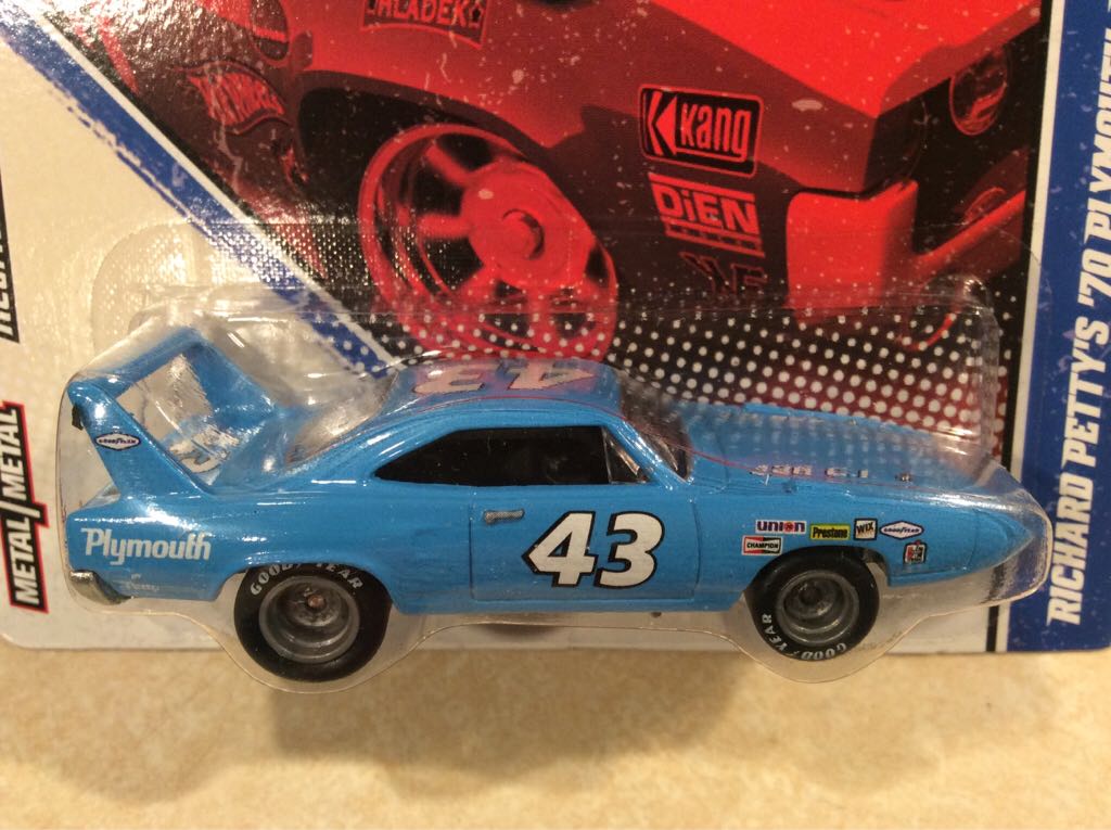 Richard Petty’s 70 Plymouth Superbird Vintage Racing - Vintage Racing 2011 toy car collectible - Main Image 2