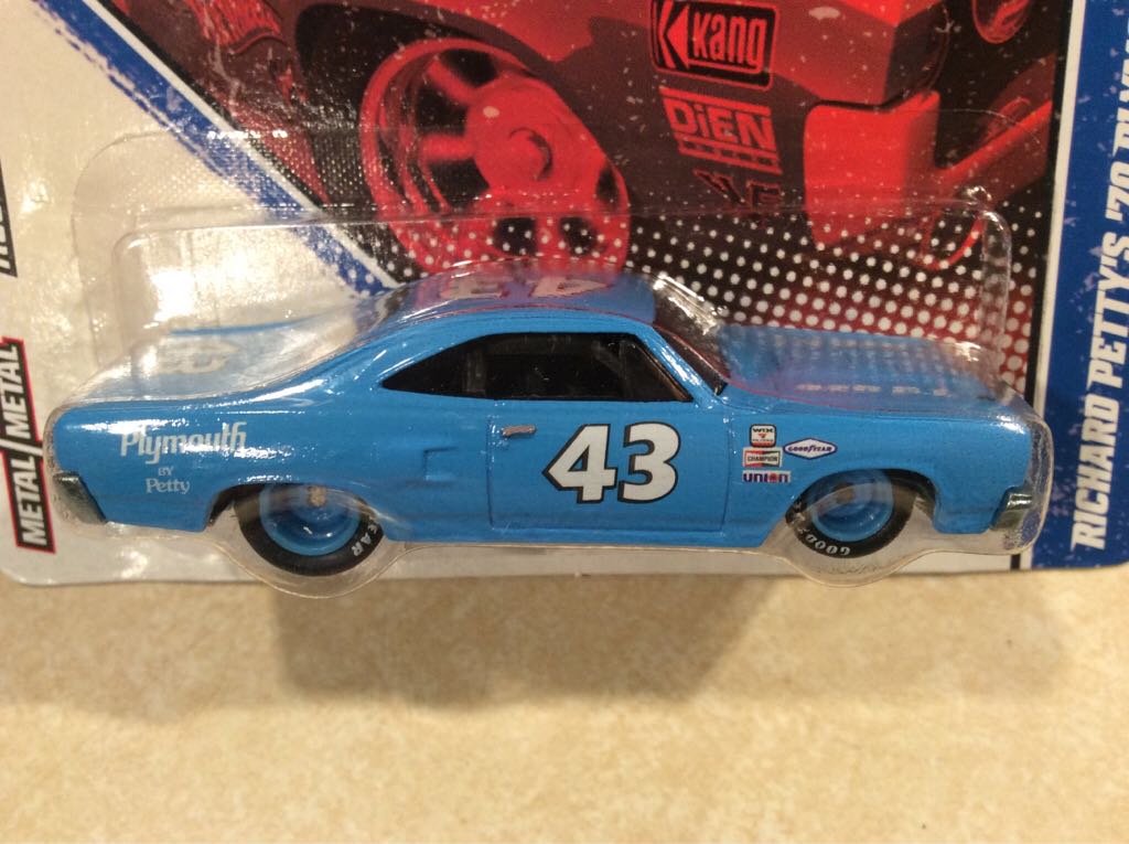 Richard Petty’s 70 Plymouth Road Runner Vintage Racing - Vintage Racing 2011 toy car collectible - Main Image 2