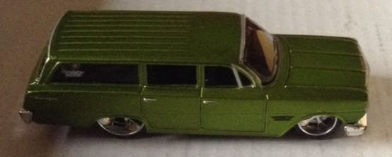 Chevrolet Biscayne Wagon Verde - Maisto toy car collectible - Main Image 1