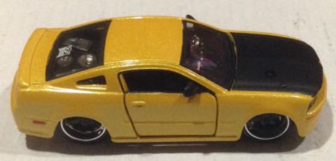 Ford Mustang GT Amarillo Aperlado 2006 - Maisto toy car collectible - Main Image 1