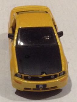 Ford Mustang GT Amarillo Aperlado 2006 - Maisto toy car collectible - Main Image 2