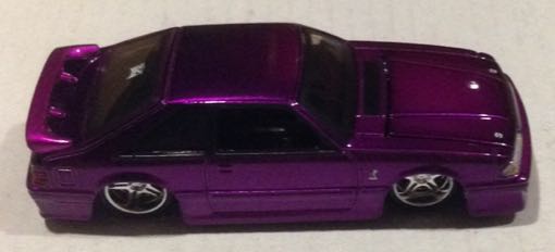 Ford Mustang Cobra Morado 1993 - Maisto toy car collectible - Main Image 2