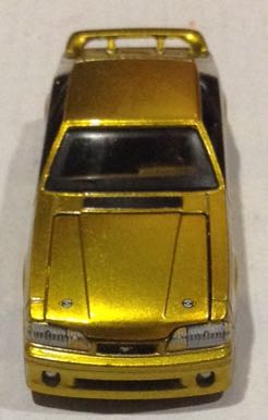 Ford Mustang Cobra Oro 1993 - Maisto toy car collectible - Main Image 2