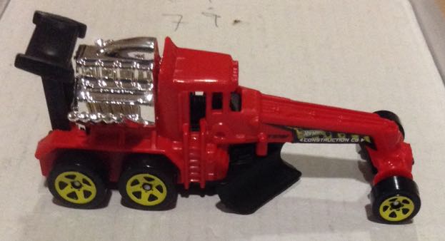 Tractor Rojo Con Doble Rueda Aleron Y Motor Expuesto - Hot Wheels toy car collectible - Main Image 1