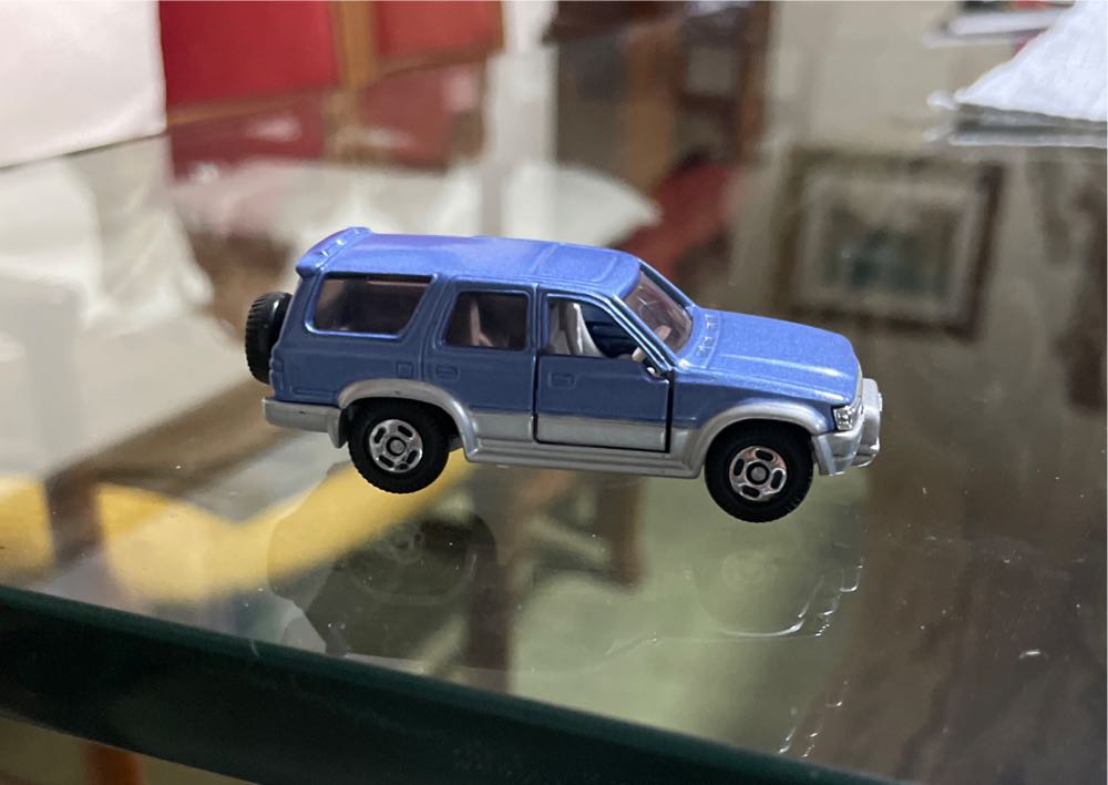Toyota Hilux Surf Tomica - Tomy toy car collectible - Main Image 2