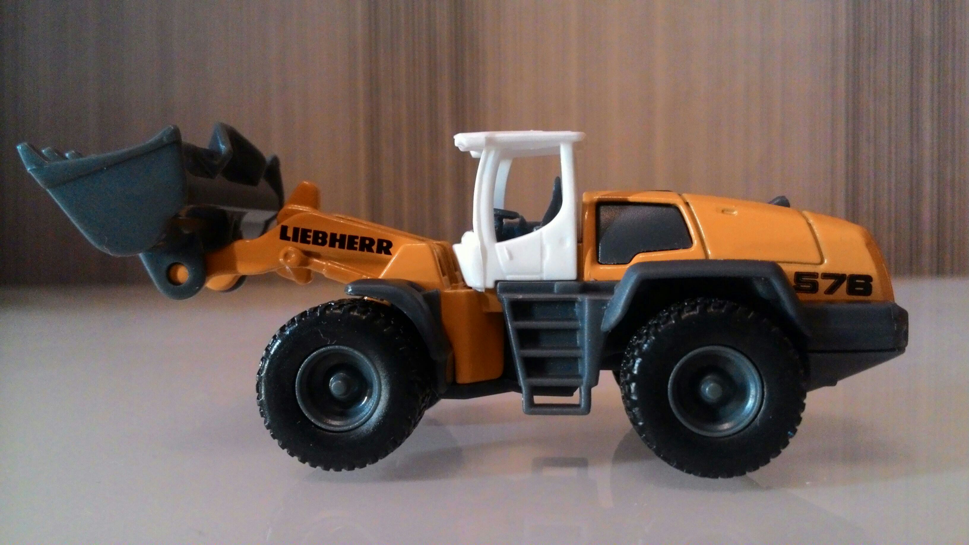 Liebher Radlader - Construction tractor toy car collectible - Main Image 2