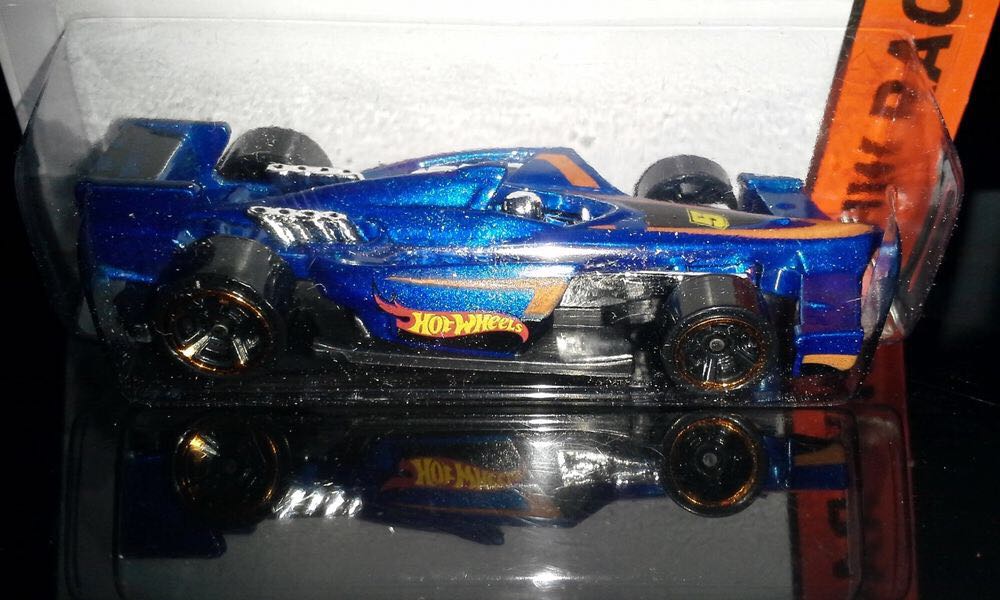 Winning Formula - Hot Wheels Race Team toy car collectible - Main Image 2
