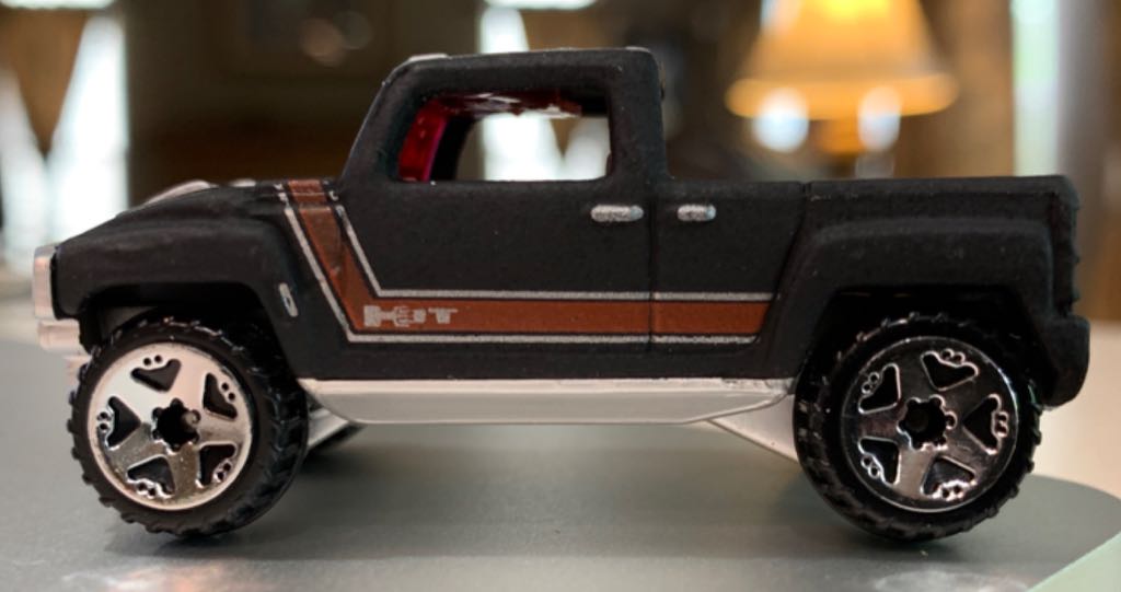 Hummer H3T - 2005 HW Mainline toy car collectible - Main Image 2
