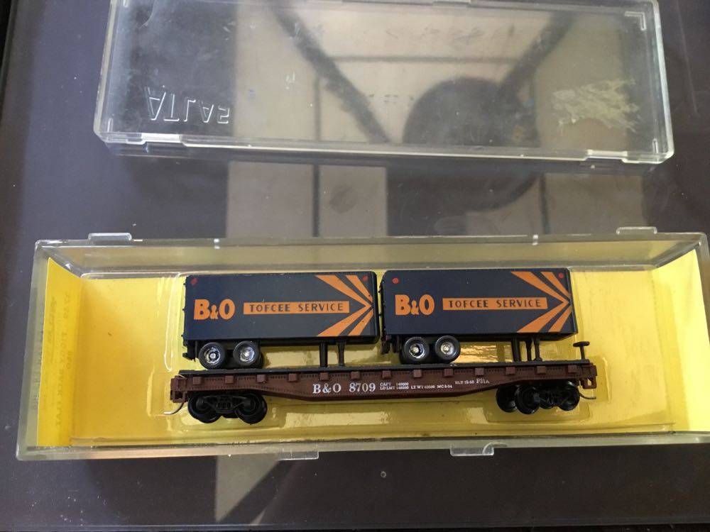 Flatcar With Piggy Back Trailers - Atlas model trains collectible [Barcode 022899167060] - Main Image 1