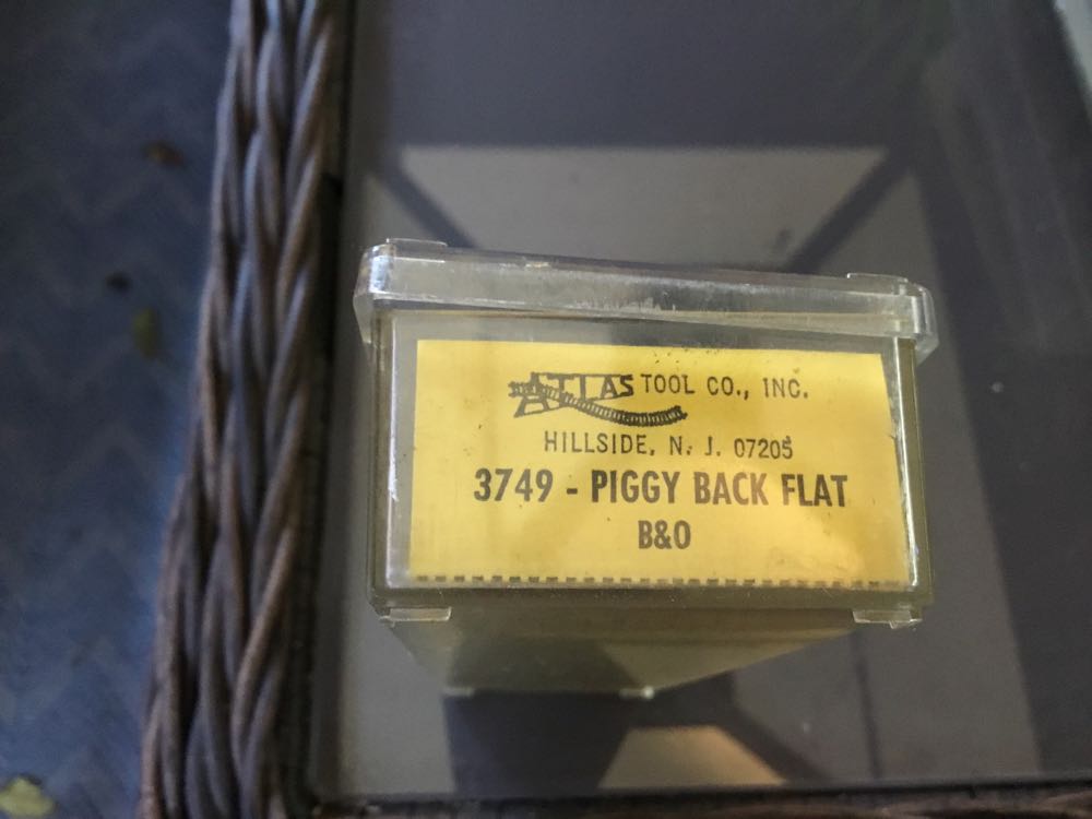 Flatcar With Piggy Back Trailers - Atlas model trains collectible [Barcode 022899167060] - Main Image 2