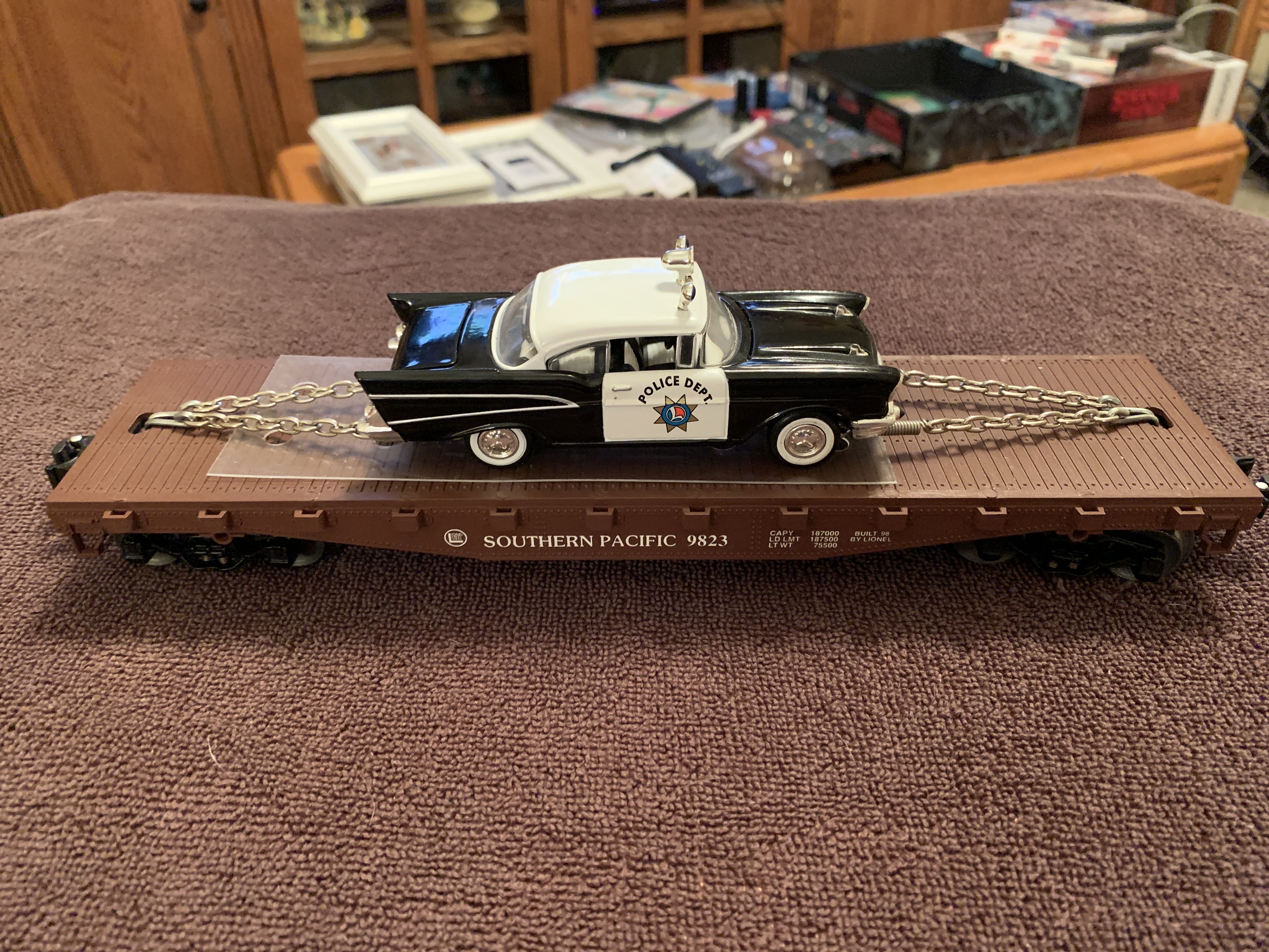 Southern Pacific Flatcar W/police Car - Lionel model trains collectible [Barcode 023922269065] - Main Image 3