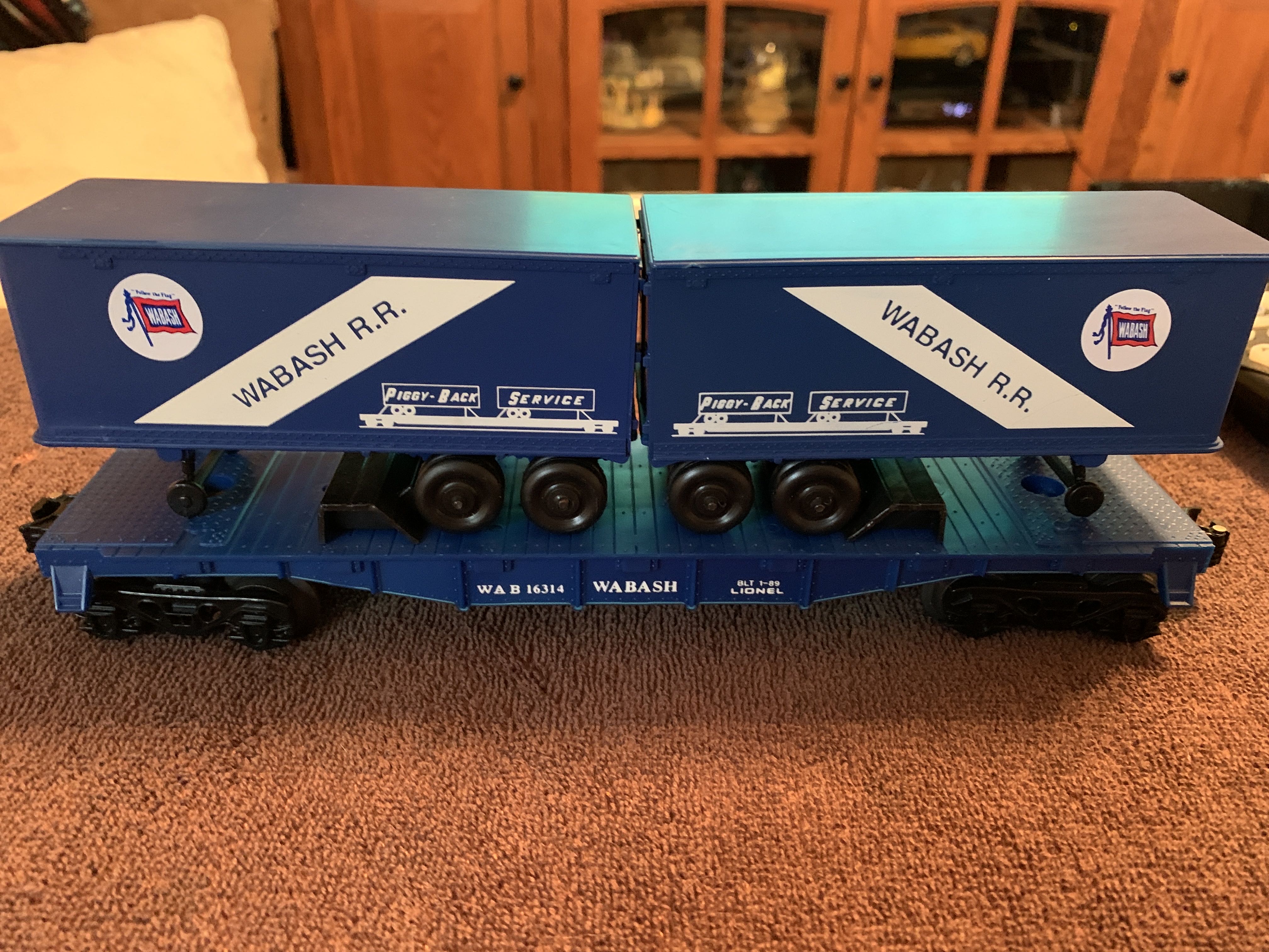 1989 Wabash Flat Car With Trailers - Lionel model trains collectible [Barcode 023922163141] - Main Image 3