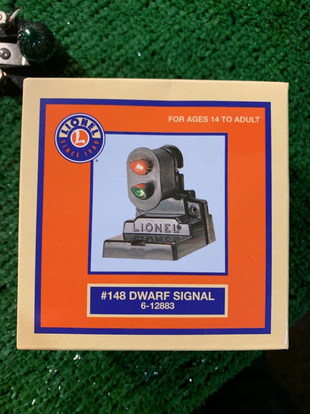 Walthers HO International 4300 Utility Truck w/Drill MOW White 949-11733