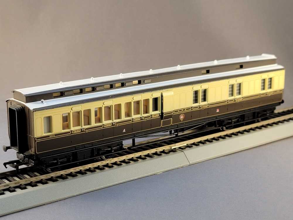 Tri-Ang R747 Caledonian Composite Brake Coach 2643 - LMS Maroon