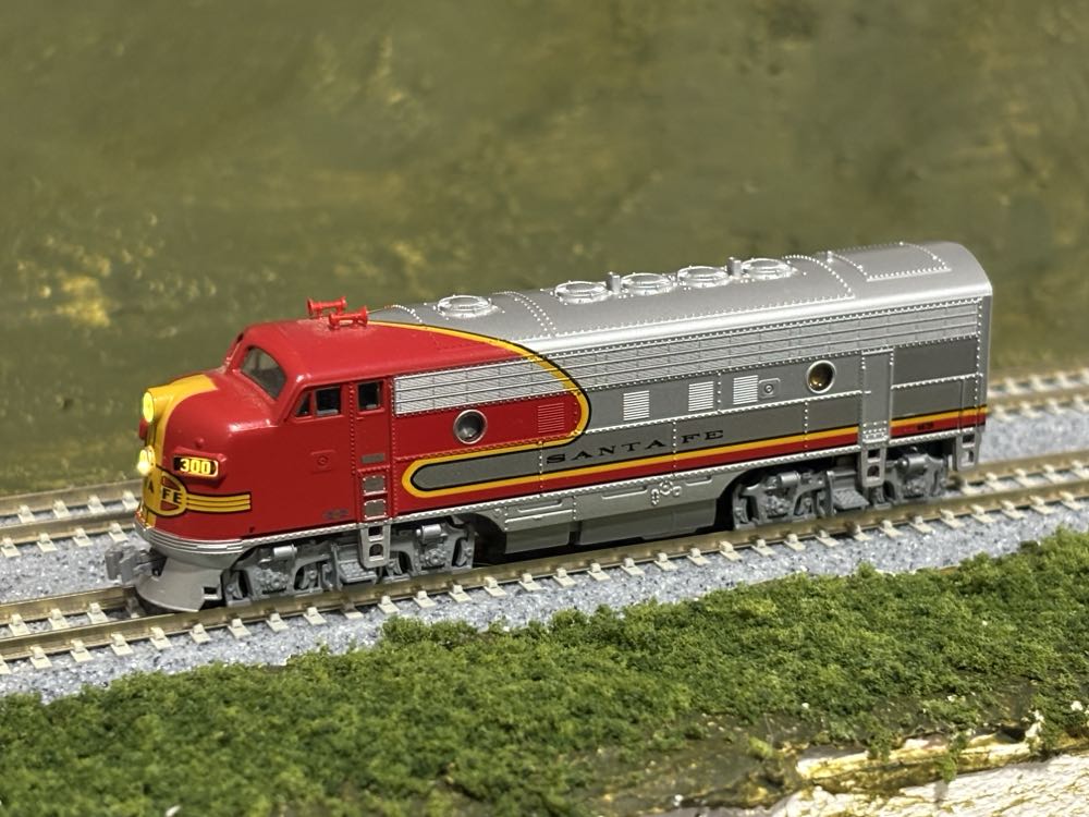 AT&SF F7B #300B - Kato USA model trains collectible [Barcode 4949727514406] - Main Image 3