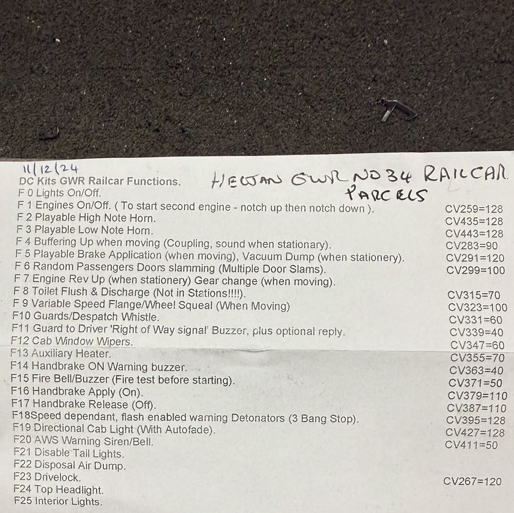 34 GWR AEC Express Parcels Railcar - Heljan model trains collectible - Main Image 2