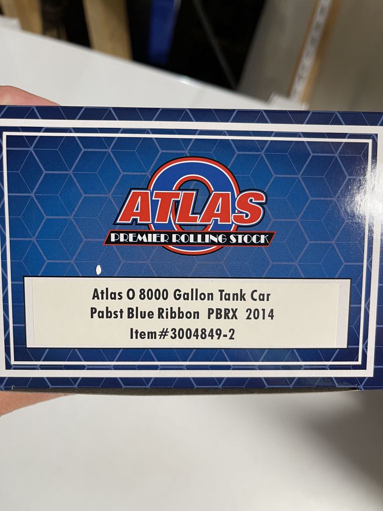 Atlas O 3004849-2 Pabst Blue Ribbon 8,000 Gallon Tank Car 2014 - Atlas O model trains collectible - Main Image 2