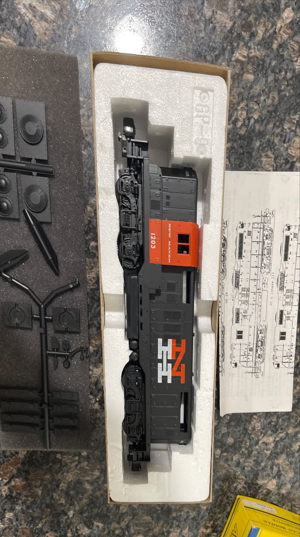 Walthers Cornerstone Hole-in-one Donut Shop Train 1.50” X 2.88”