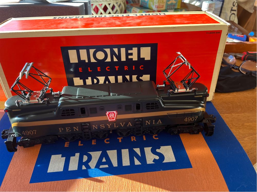 Pennsylvania Railroad GG-1 Electric Locomotive 4907 - Lionel model trains collectible [Barcode 023922183132] - Main Image 2