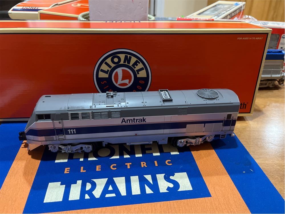 Amtrak Diesel Locomotive #111 - Lionel model trains collectible [Barcode 023922042064] - Main Image 2