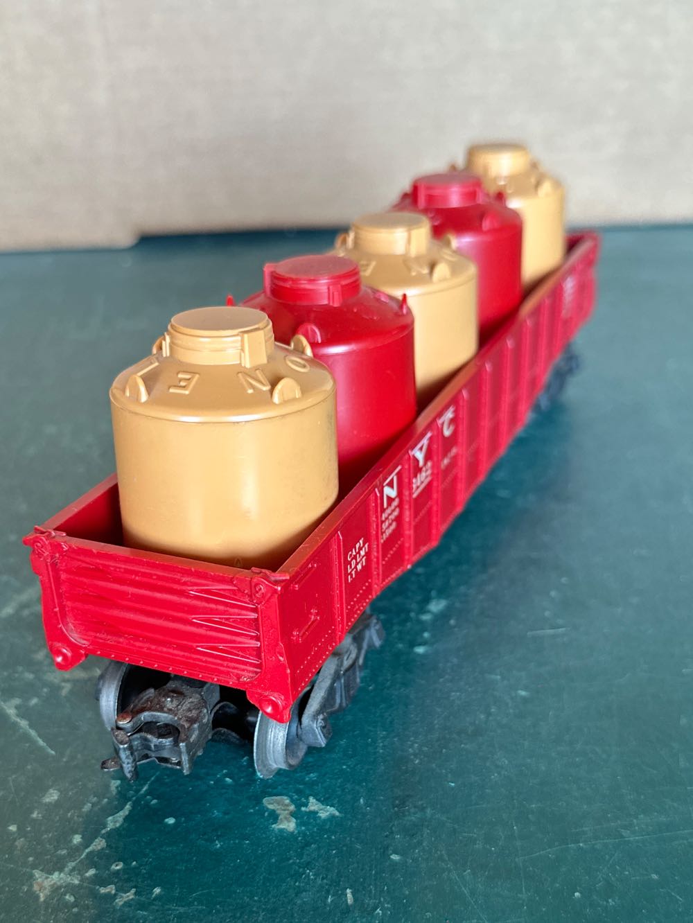 Lionel 6462 NYC Gondola With Barrels  model trains collectible - Main Image 4