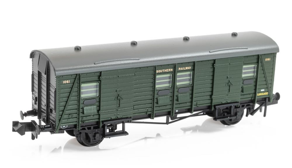 Graham Farish PLV Passenger Luggage Van in SR Maunsell Green - Graham Farish model trains collectible [Barcode 803393061357] - Main Image 2