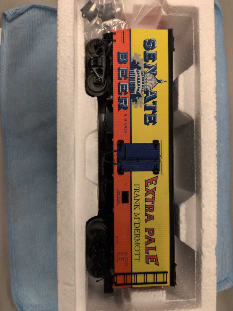 Senate Beer #9523 36’ Woodsided Reefer Car  - MTH (M.T.H. Electric Trains) model trains collectible [Barcode 658081263090] - Main Image 4