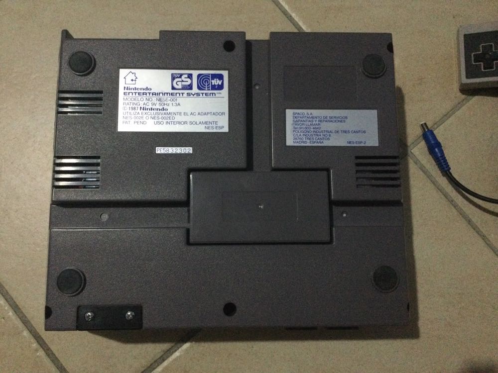 Nintendo Nes Española version + 2 manettes + ac adaptator - Nintendo Entertainment System (NES) video game collectible - Main Image 3