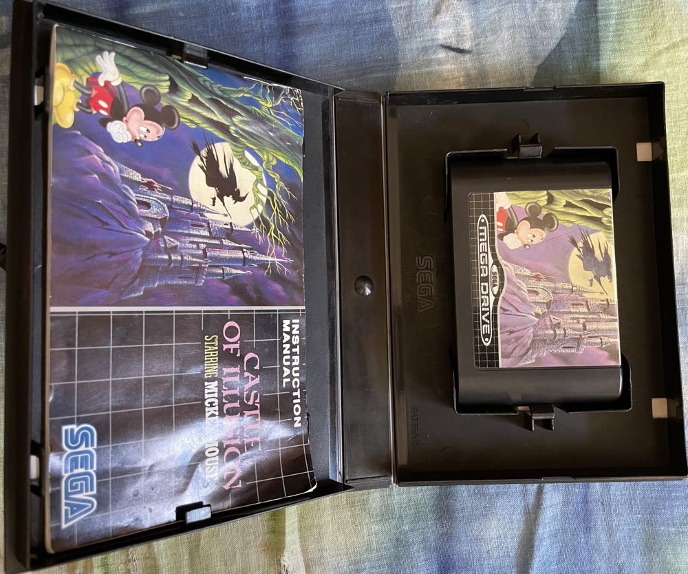 Castle Of Illusion Starring Mickey Mouse - Sega Mega Drive (Sega - 1) video game collectible - Main Image 3