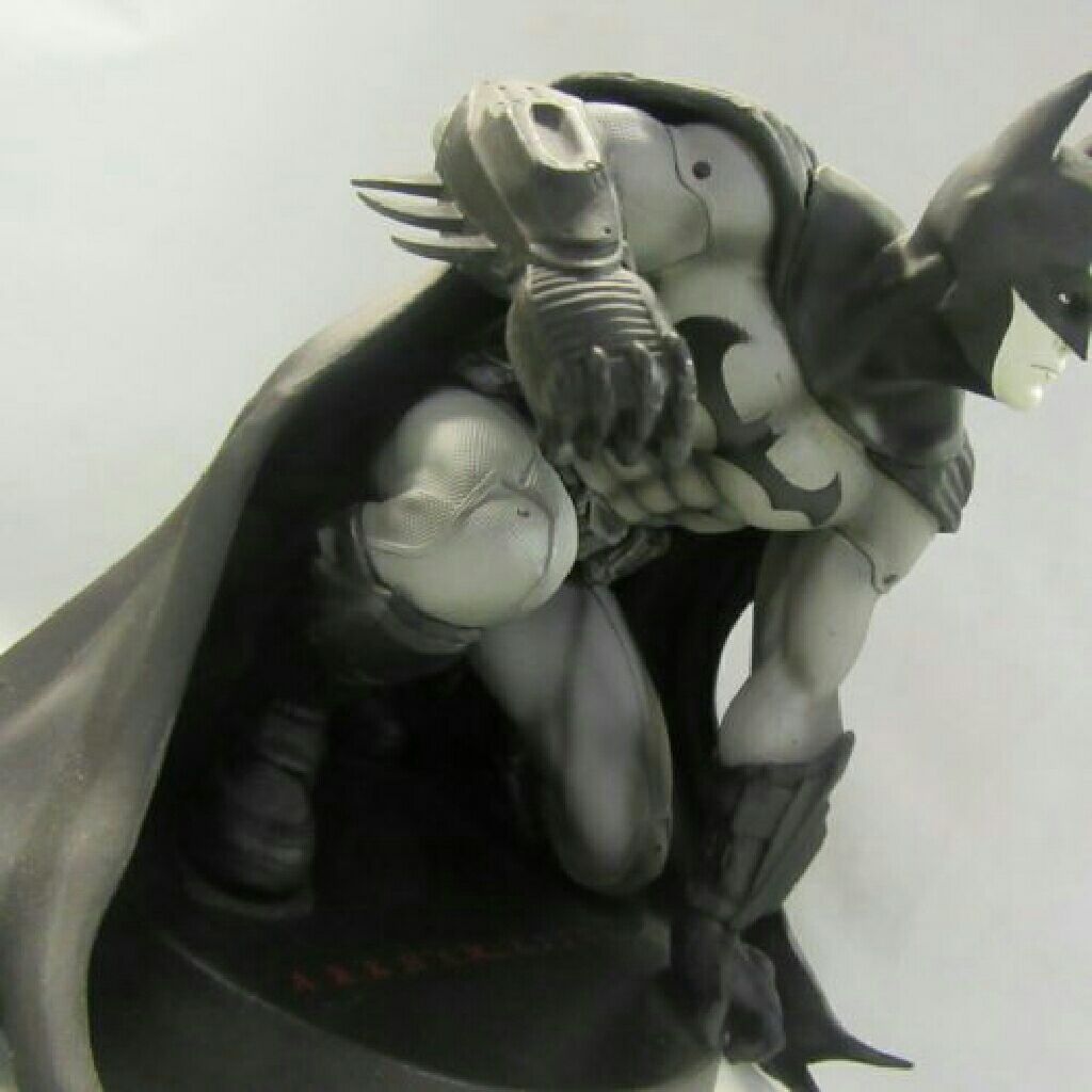 Batman: Arkham City Collectors Edition - Microsoft Xbox 360 video game collectible - Main Image 2