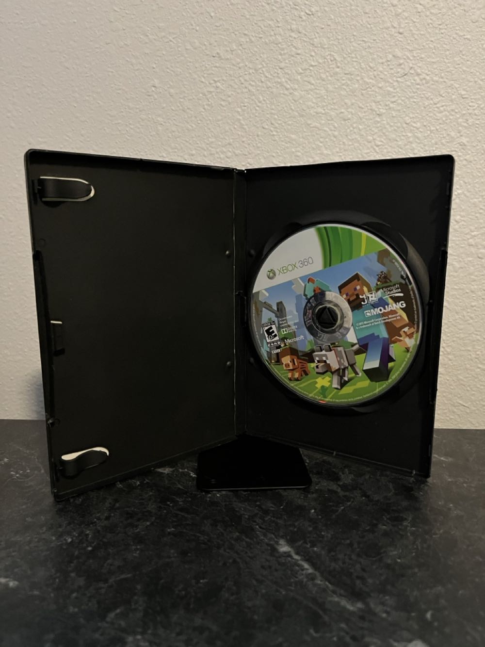 Minecraft: Xbox 360 Edition - Microsoft Xbox 360 (Mojang - 8) video game collectible [Barcode 885370606515] - Main Image 4