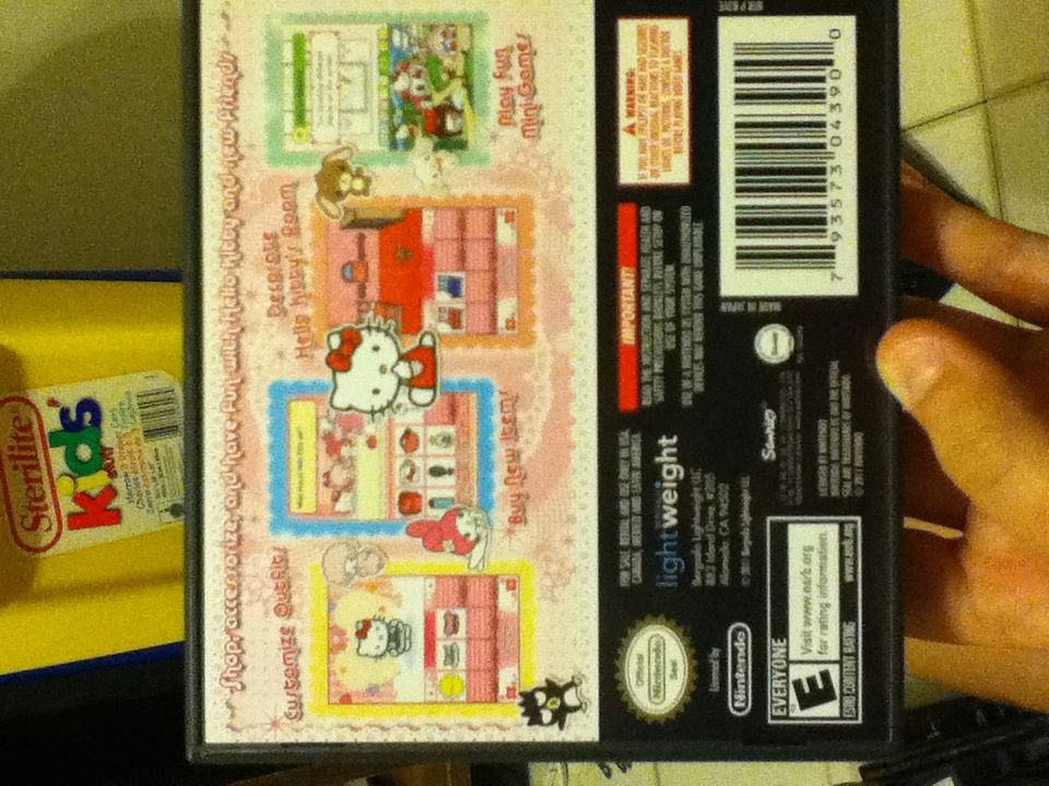 Loving Life with Hello Kitty & Friends - Nintendo DS (Bergsala Light Weight) video game collectible [Barcode 793573043900] - Main Image 2