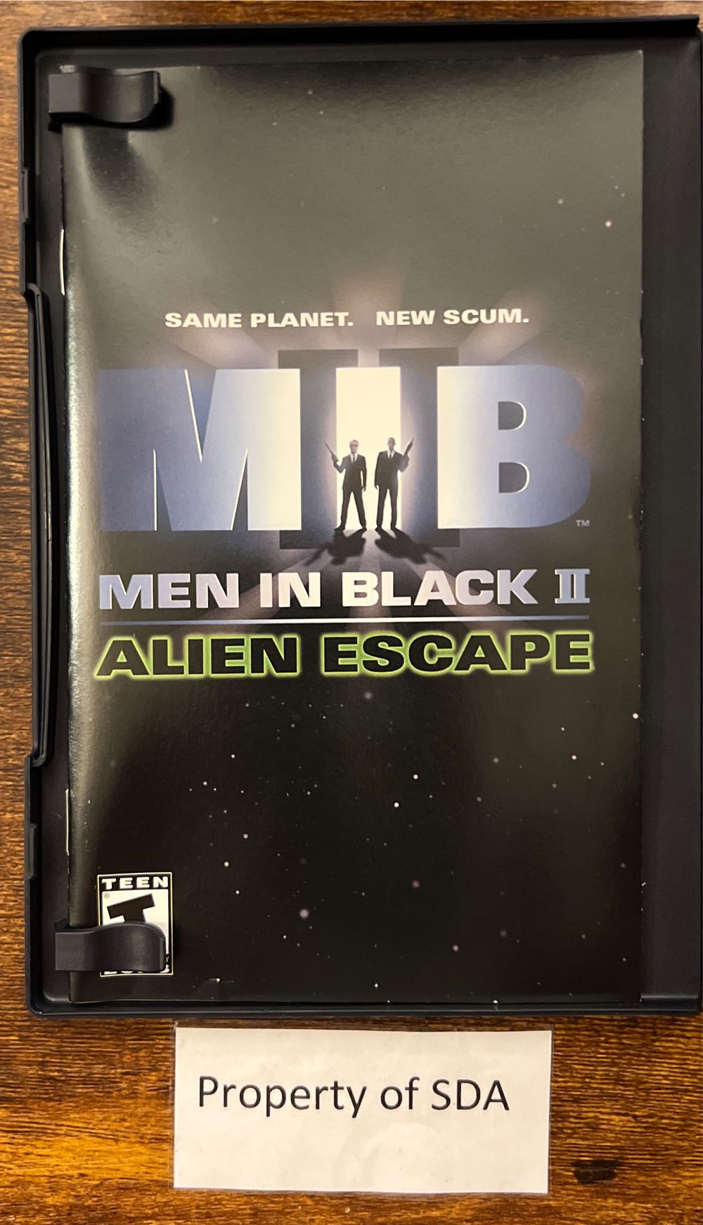 Men in Black II: Alien Escape - Sony PlayStation 2 (PS2) (Infogrames - 1) video game collectible [Barcode 742725226289] - Main Image 3