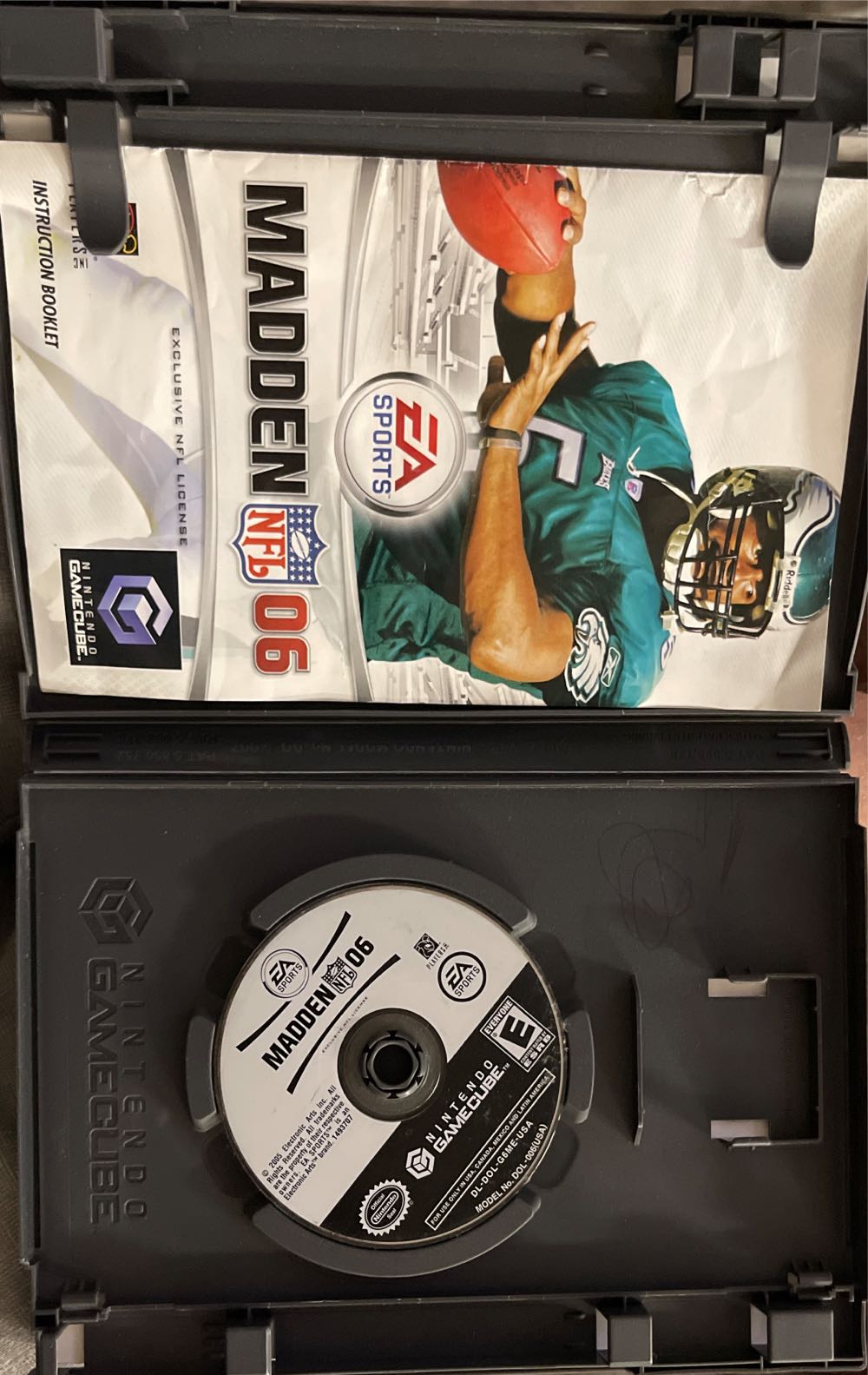 Madden 06 - Nintendo GameCube (4) video game collectible [Barcode 777731340049] - Main Image 2