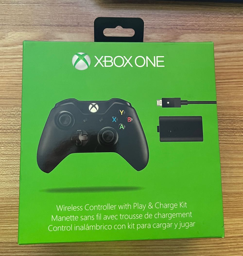 Xbox One Controller Black With Play & Charge Kit - Microsoft Xbox One video game collectible [Barcode 885370603941] - Main Image 2