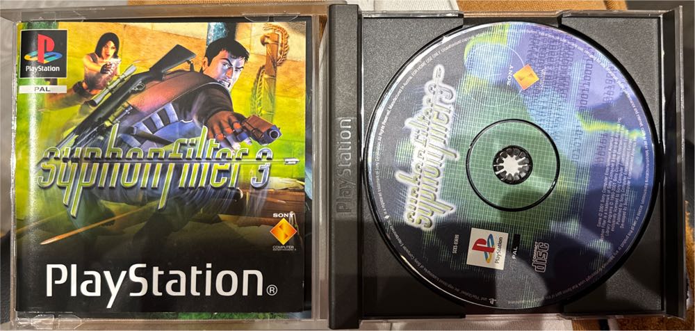 Syphon Filter 3 (PS1) - Sony PlayStation (Sony Computer Entertainment - 1-2) video game collectible [Barcode 711719304326] - Main Image 3