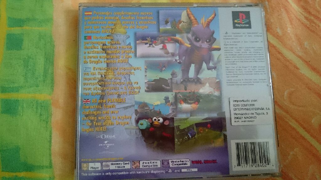Spyro: Year Of The Dragon (Platinum) - Sony PlayStation (Sony Computer Entertainment - 1) video game collectible [Barcode 711719284024] - Main Image 2