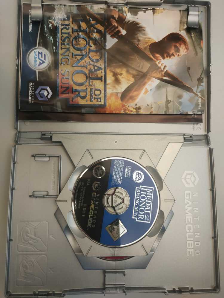 Medal of Honor: Rising Sun - Nintendo GameCube (Electronic Arts Inc - 1-4) video game collectible [Barcode 5030932040602] - Main Image 3